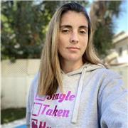 Educadora de párvulos enseña español a niños y adultos